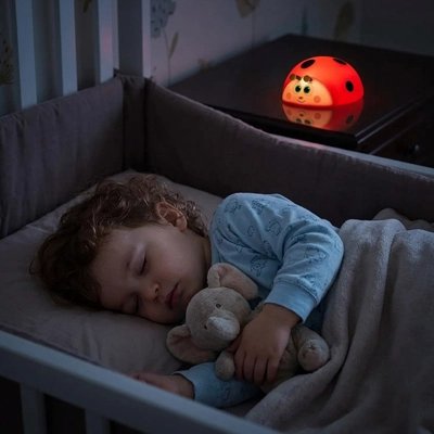 Veilleuse bébé rassurante reste allumé quand bébé dort