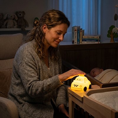 Veilleuse bebe taxi allumée par maman
