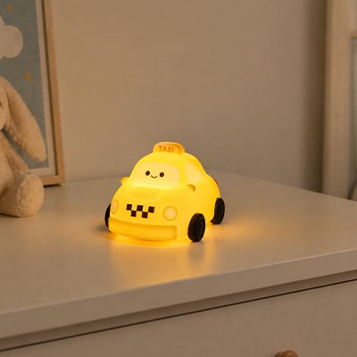 Veilleuse bebe taxi jaune allumée
