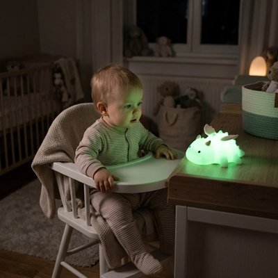 Veilleuse bébé verte allumée dans la chambre de bébé