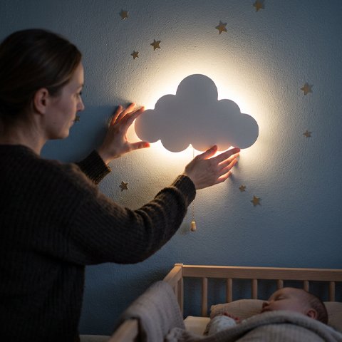 Veilleuse murale nuage accroché par maman sur le mur