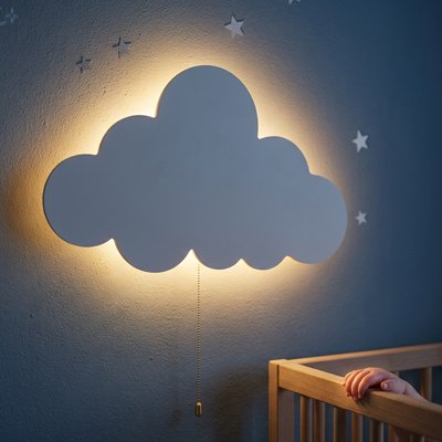 Veilleuse murale nuage allumée dans une chambre de bébé
